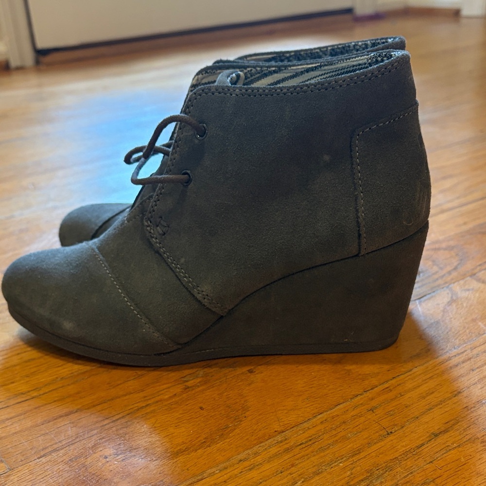 Never Worn Toms Grey Suede Lace-Up Wedge Booties - Picture 3 of 6
